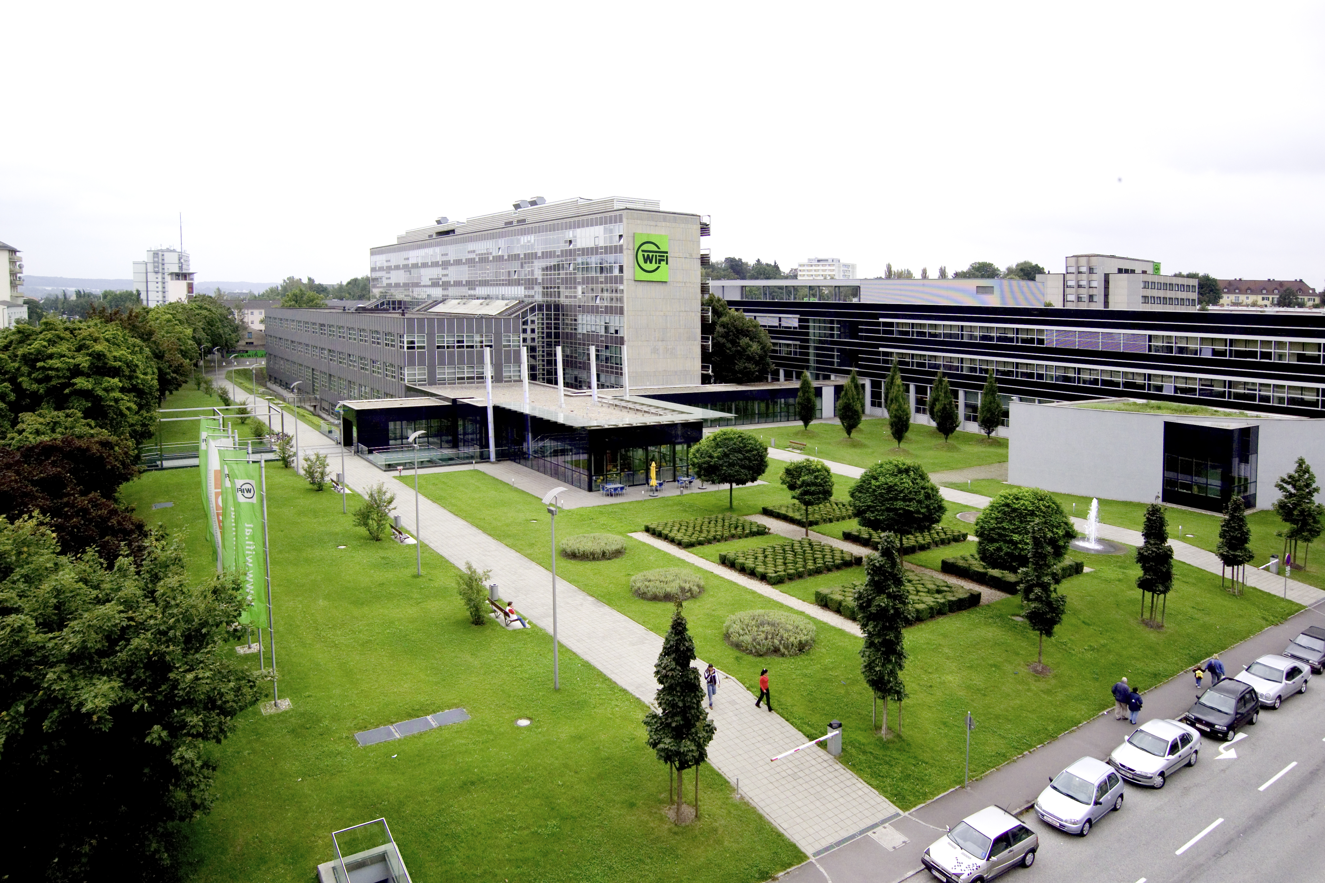 Bauwerksbegrünung Dachbegrünung Intensiv Gartenlandschaft vor einem Gebäude