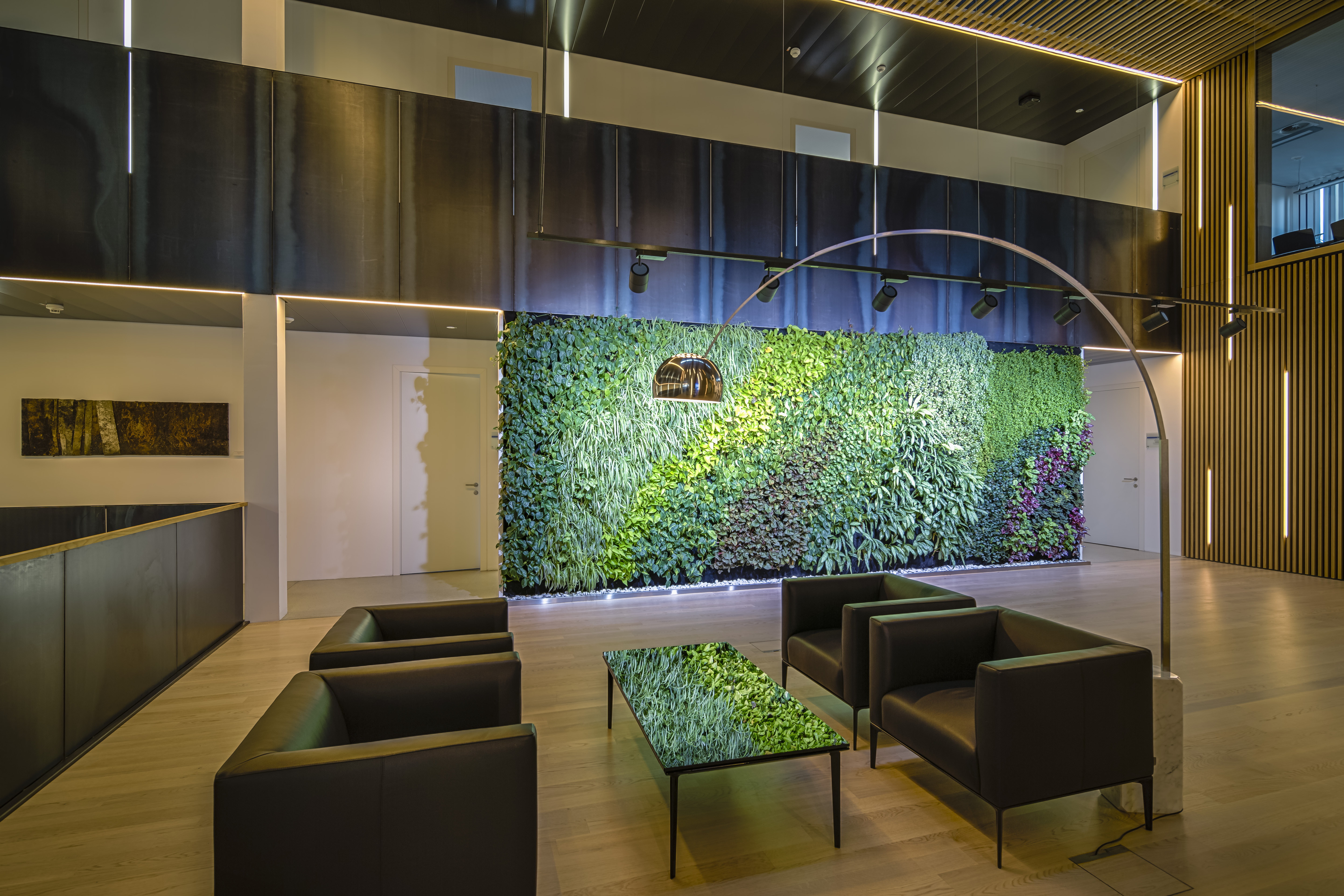 Bauwerksbegrünung_Innenraumbegrünung_Florawall_Raiffeisen begrünte Wand in einem Bankfoyer