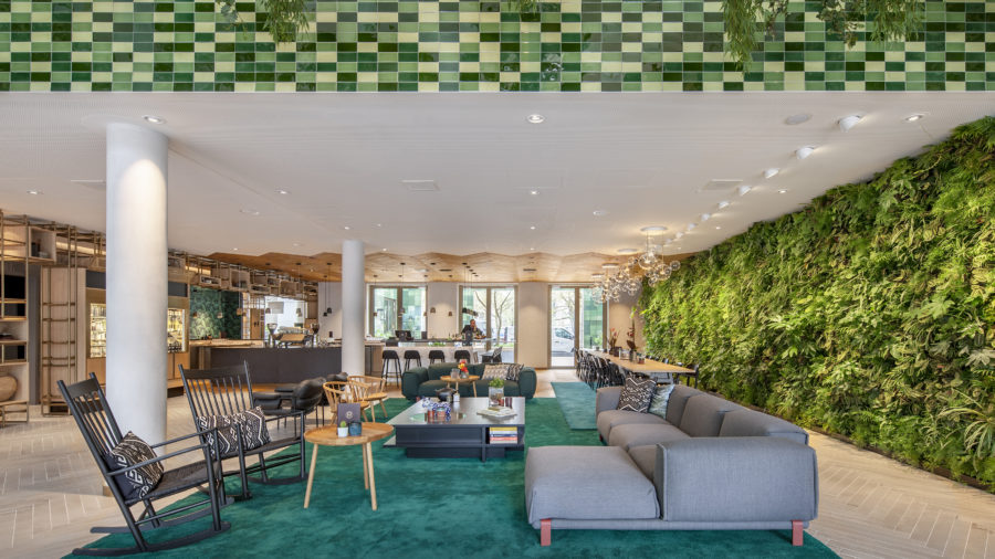 Indoor SemperGreenwall Hyatt © Urbanscape Greenwall / SemperGreenwall 