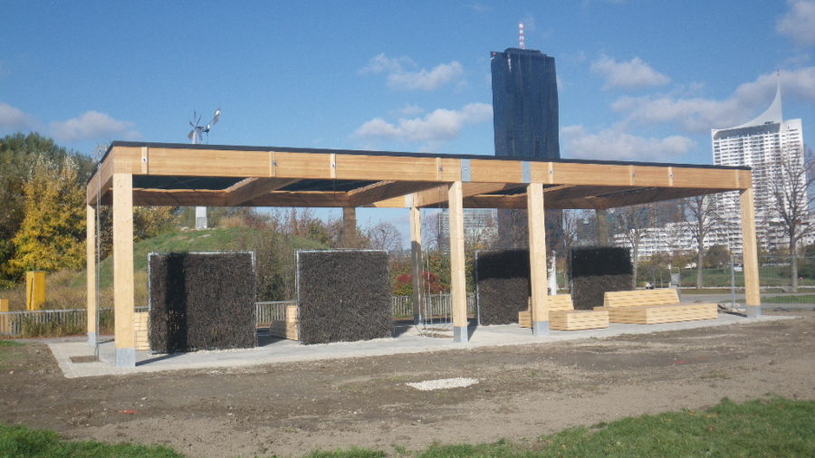 Pergolenelement auf großer Wiese