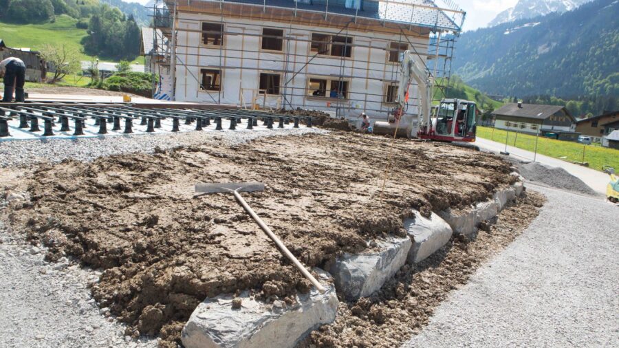Betondecke mit 80-150cm Schütthöhen befüllt. 